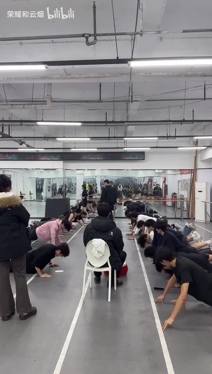 男生俯卧撑 女生跑圈