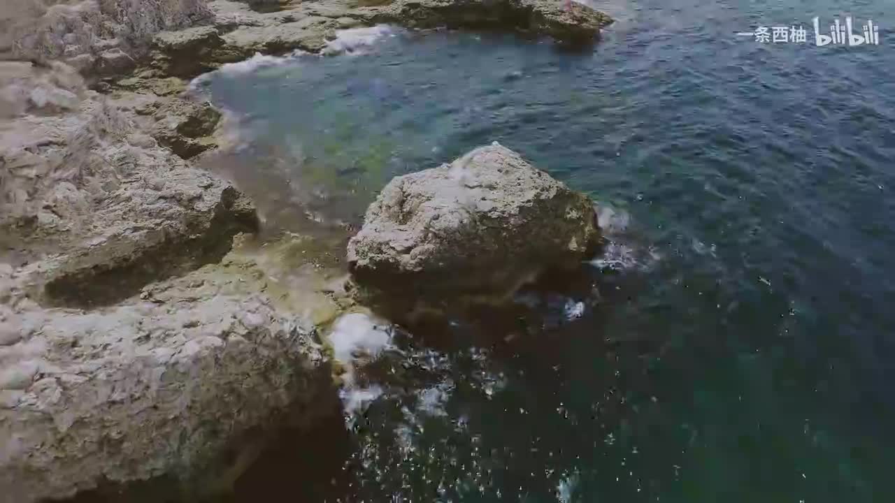 航拍海边大石头感受自由