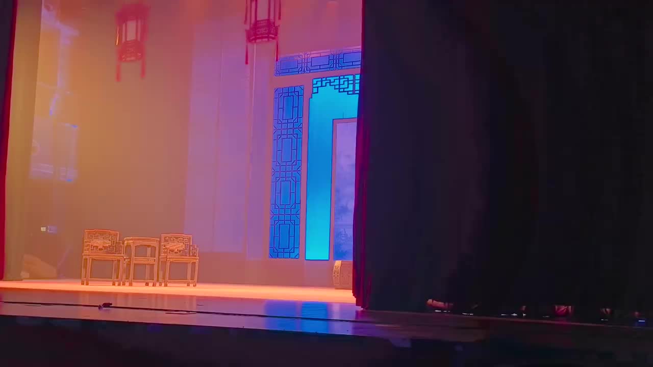 张灯结彩满堂春