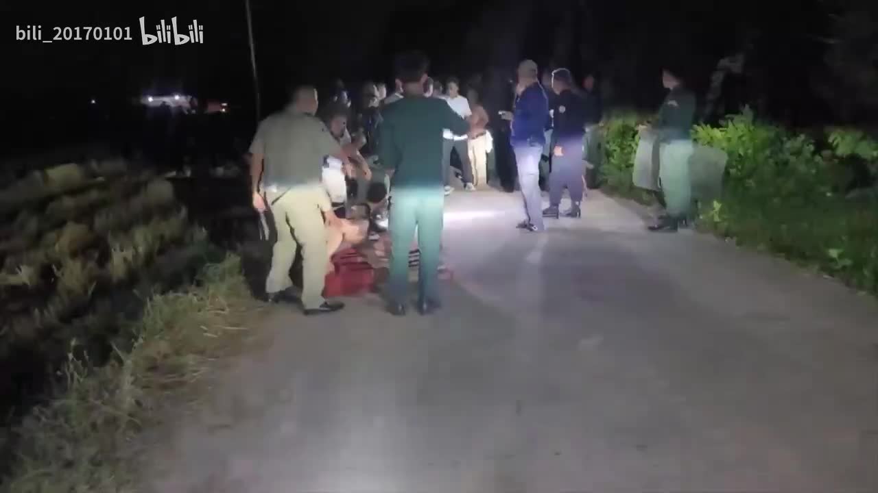 【后续】11月18日上午，柴桢省初级法院发生一起持枪劫囚案，6名涉毒越南籍囚犯在一名女子协助下脱逃。经警方全力追捕，所有逃犯已于当日傍晚全部落网