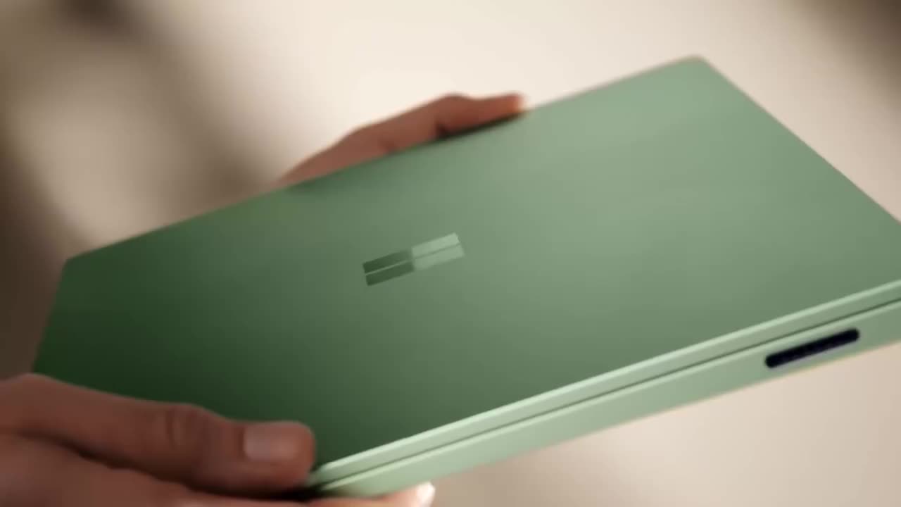 微软 Surface Pro 12 & Surface Laptop 8 广告