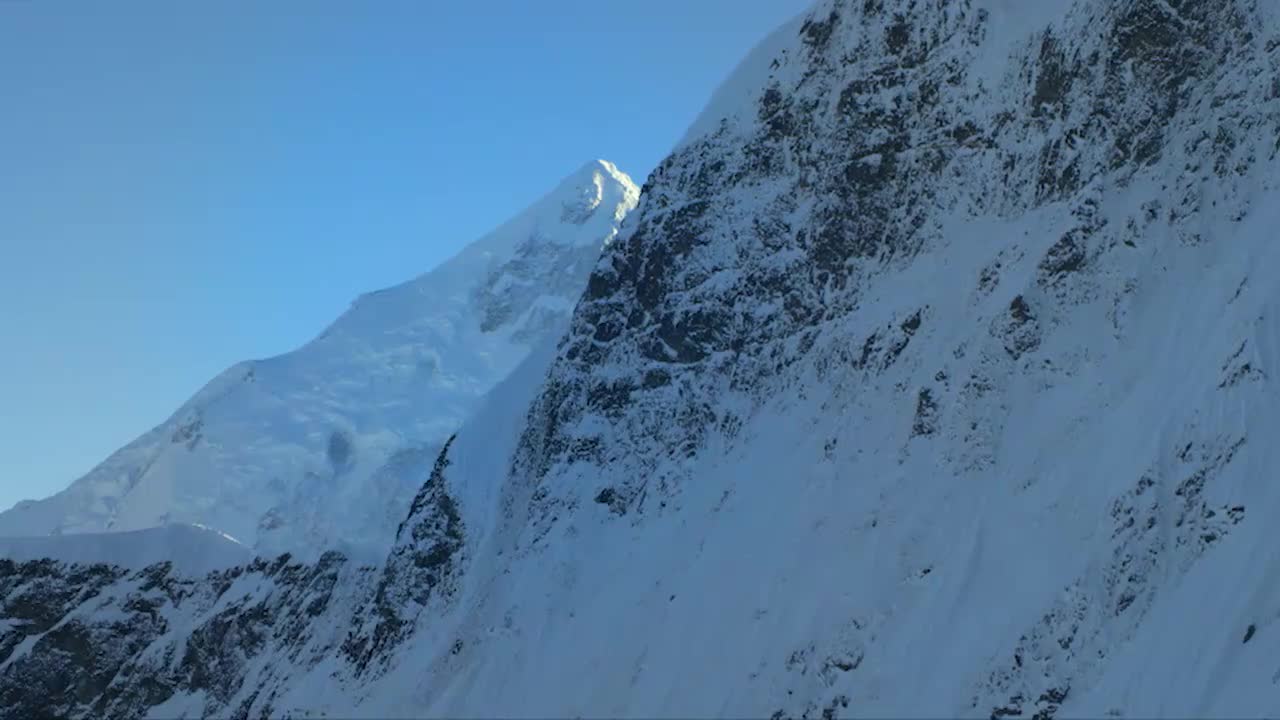 007-冰川下的鲜红岩石-贡嘎山 横断山 (四川甘孜藏族自治州康定县)