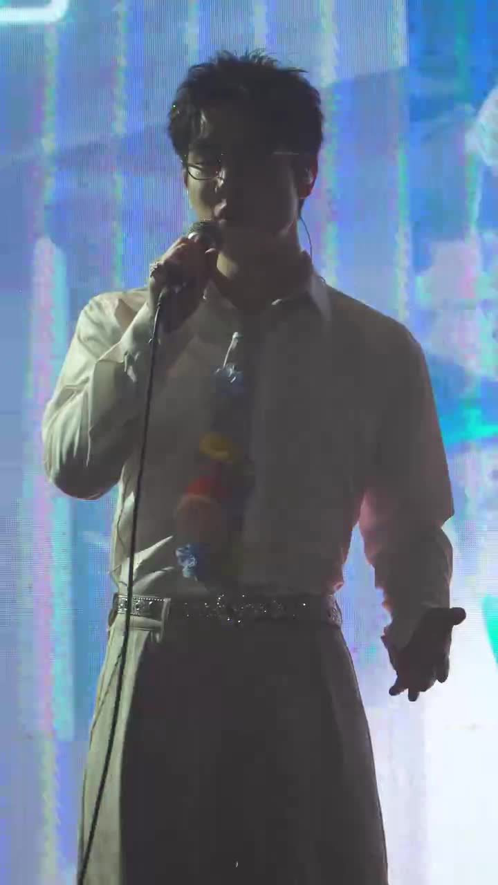 袁铭喆《无关春日》fo