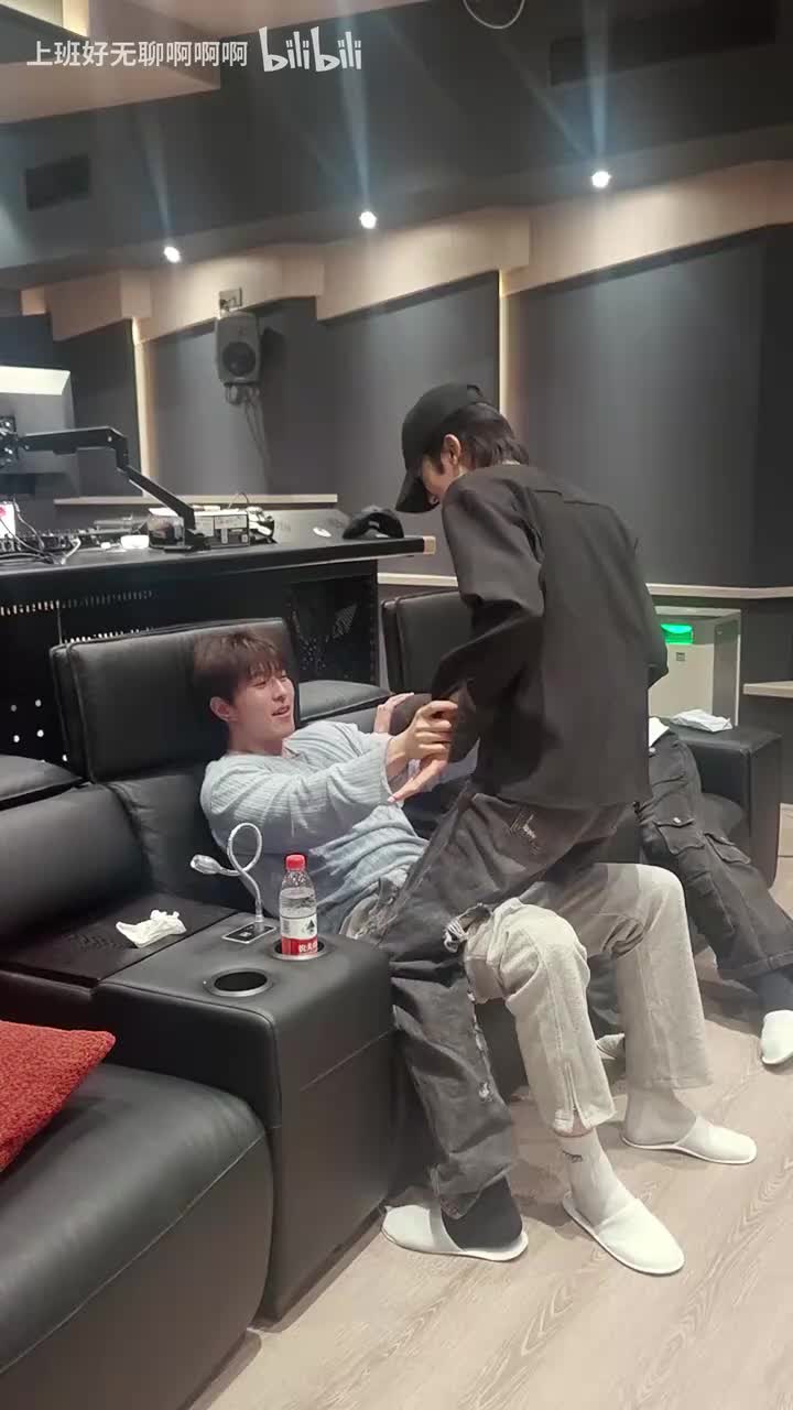 坐腿上打闹（双修）