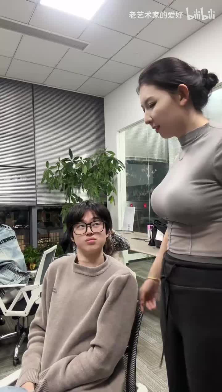 越来越有财_老板监督员工中_2025-12-14_20-40-48_000