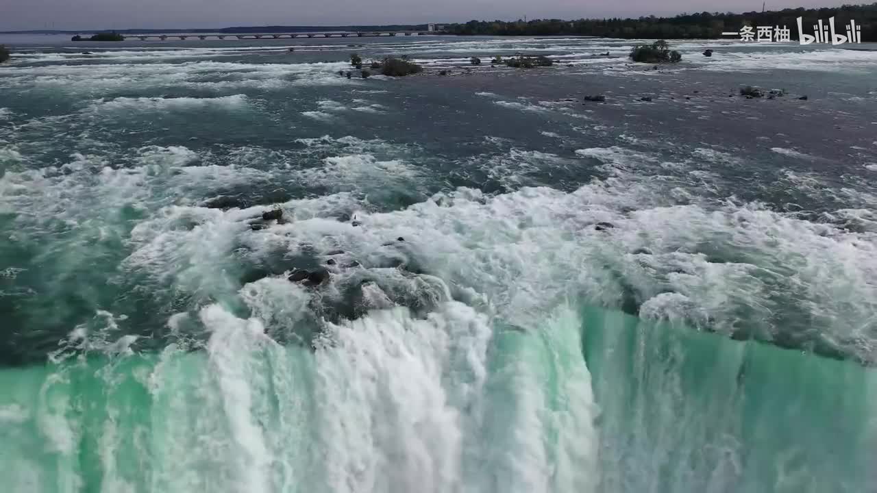 航拍大瀑布河流