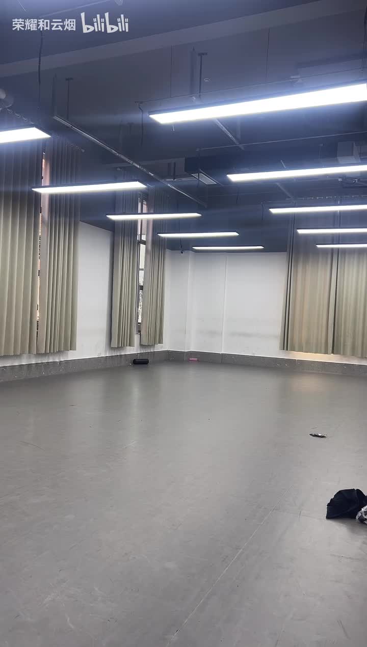 251201_100344 模特生舞蹈训练