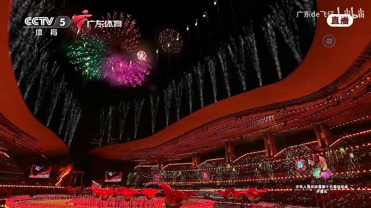 周深、单依纯联袂演绎开幕式主题曲《天海一心》