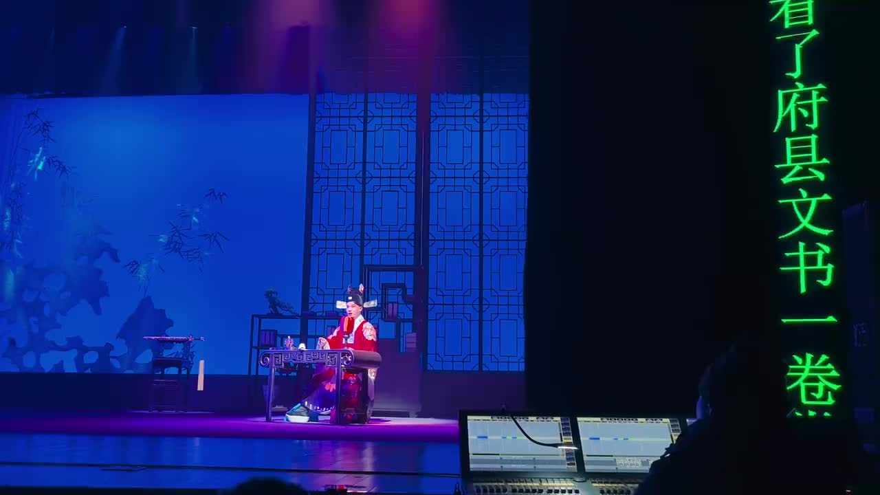 细看了府县文书一卷卷