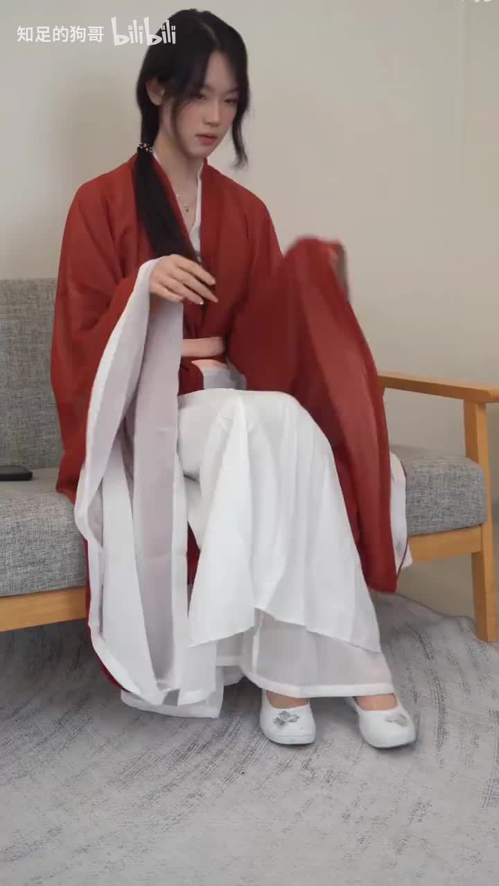 校花级女大，兼职模特约拍 时薪1k