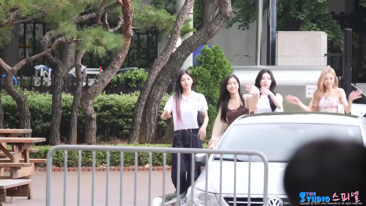 220715 ITZY (있지) 'SNEAKERS' 컴백 뮤직뱅크 출근길 4K 직캠｜Spinel