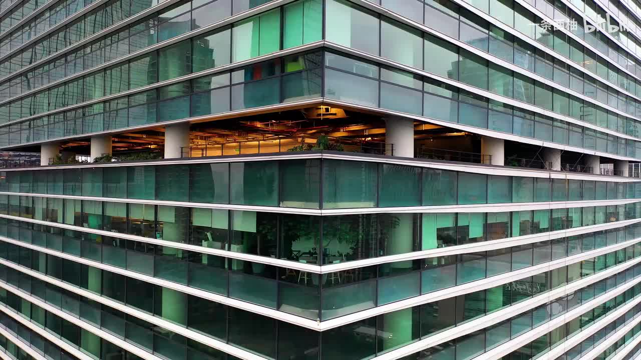 航拍城市大楼由近到远