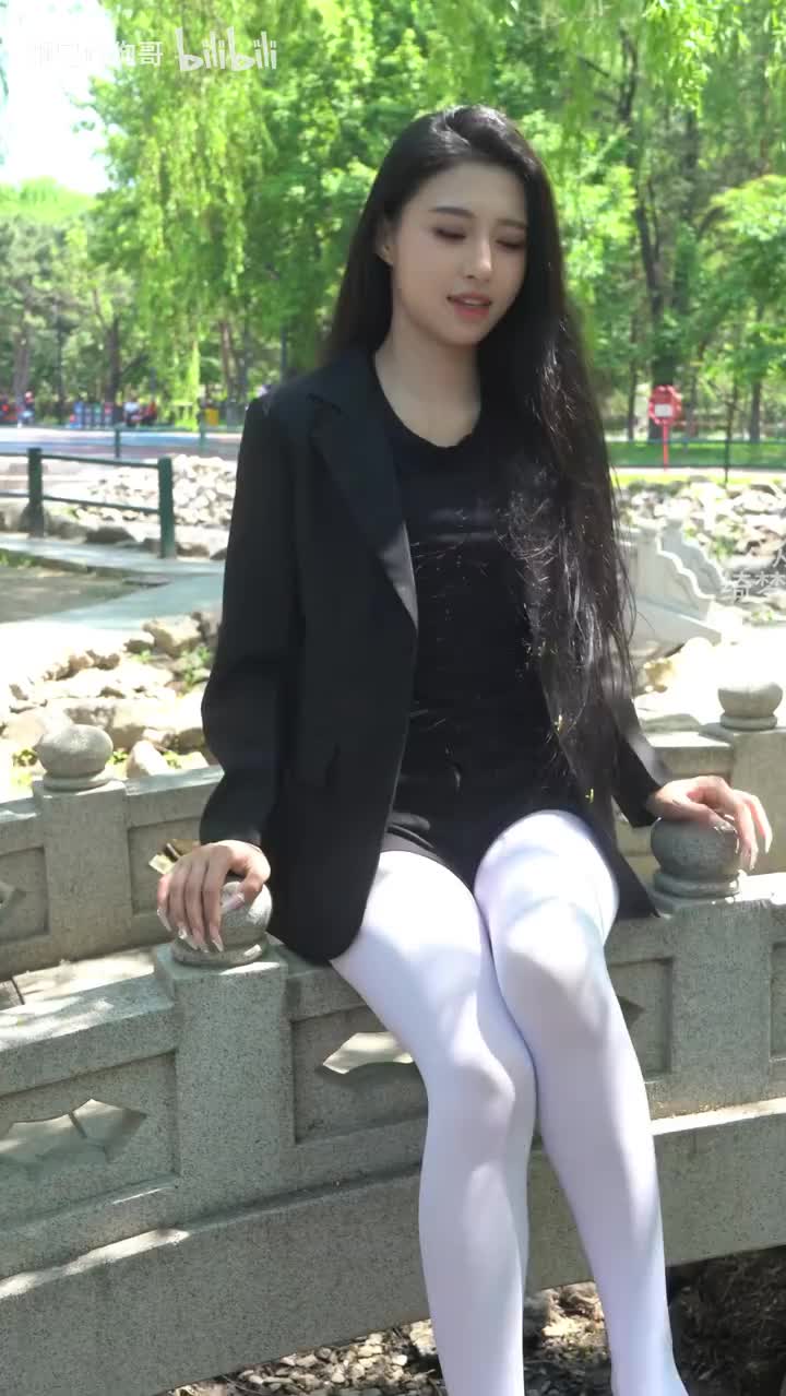 校花级女大，兼职模特约拍 时薪1k