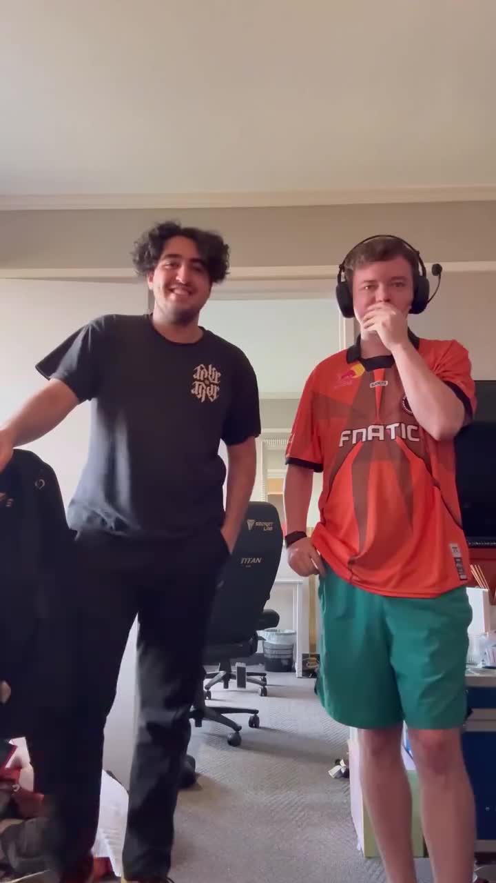 FNC总监CoJo 和Alfajer观赛