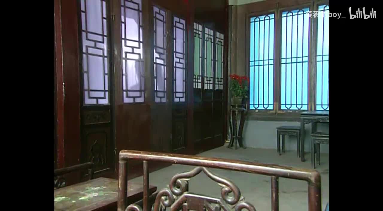 2、小燕子与紫薇结拜姐妹，小燕子勇闯围场被五阿哥误伤