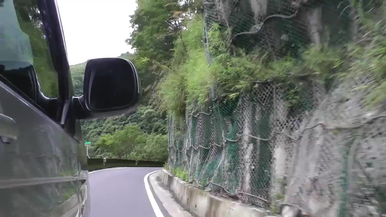 周杰伦说到做到 百忙中探望偏远学校