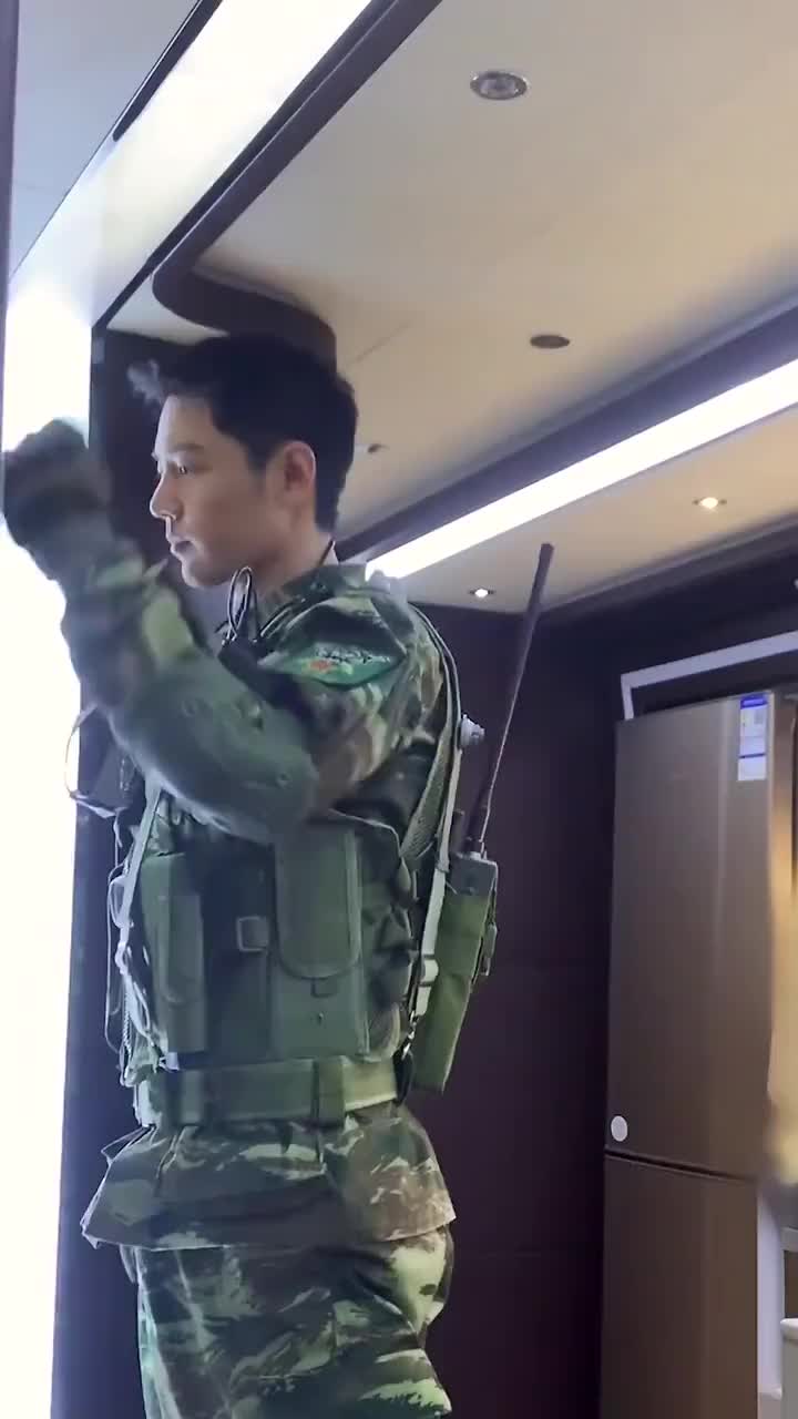 220112工作室dy 肖战俯卧撑