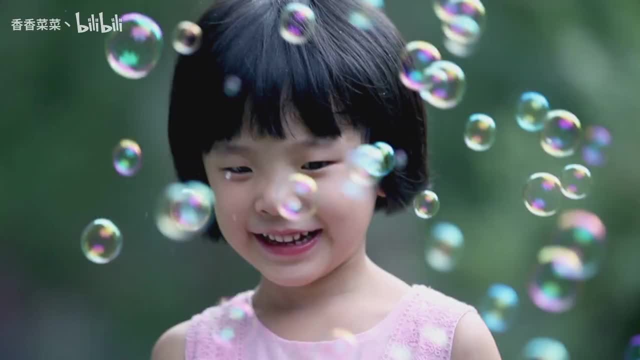 纯真活泼小孩自由奔跑吹泡泡色彩斑斓美好生活高清实拍高清实拍视