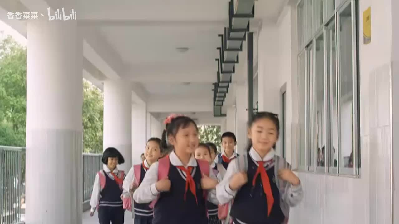 小学生背书包上学