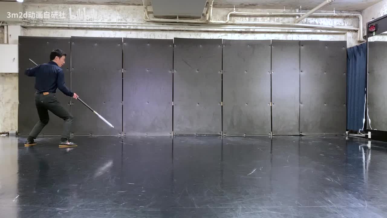 【长武器(LongWeapon)】直刺x2→头上旋转→脚踢