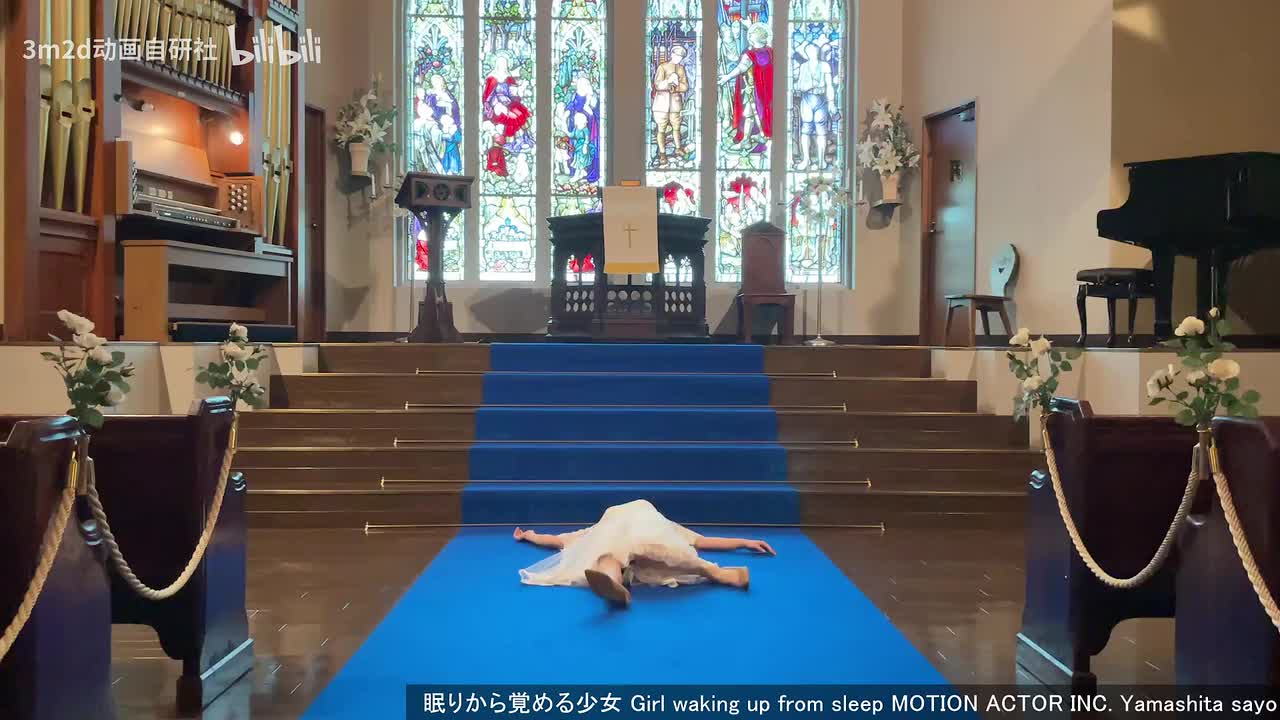 【起身】睡眠中的少女醒来起身