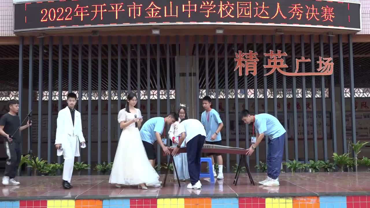 钢水奔流
