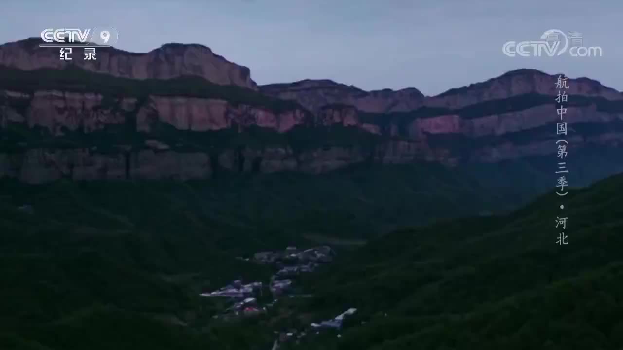 《日出时分的嶂石岩最为绚烂》by【航拍中国·第三季·】