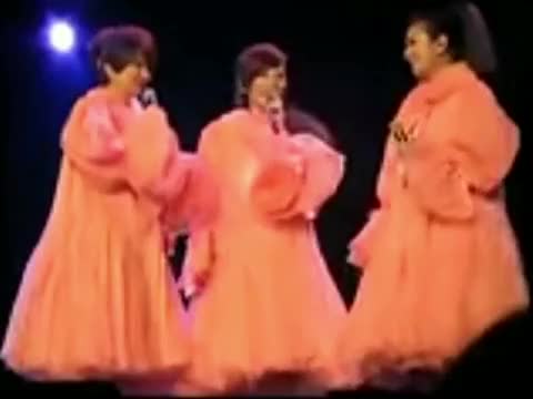 Hebe抱Selina+Ella挤出乳沟