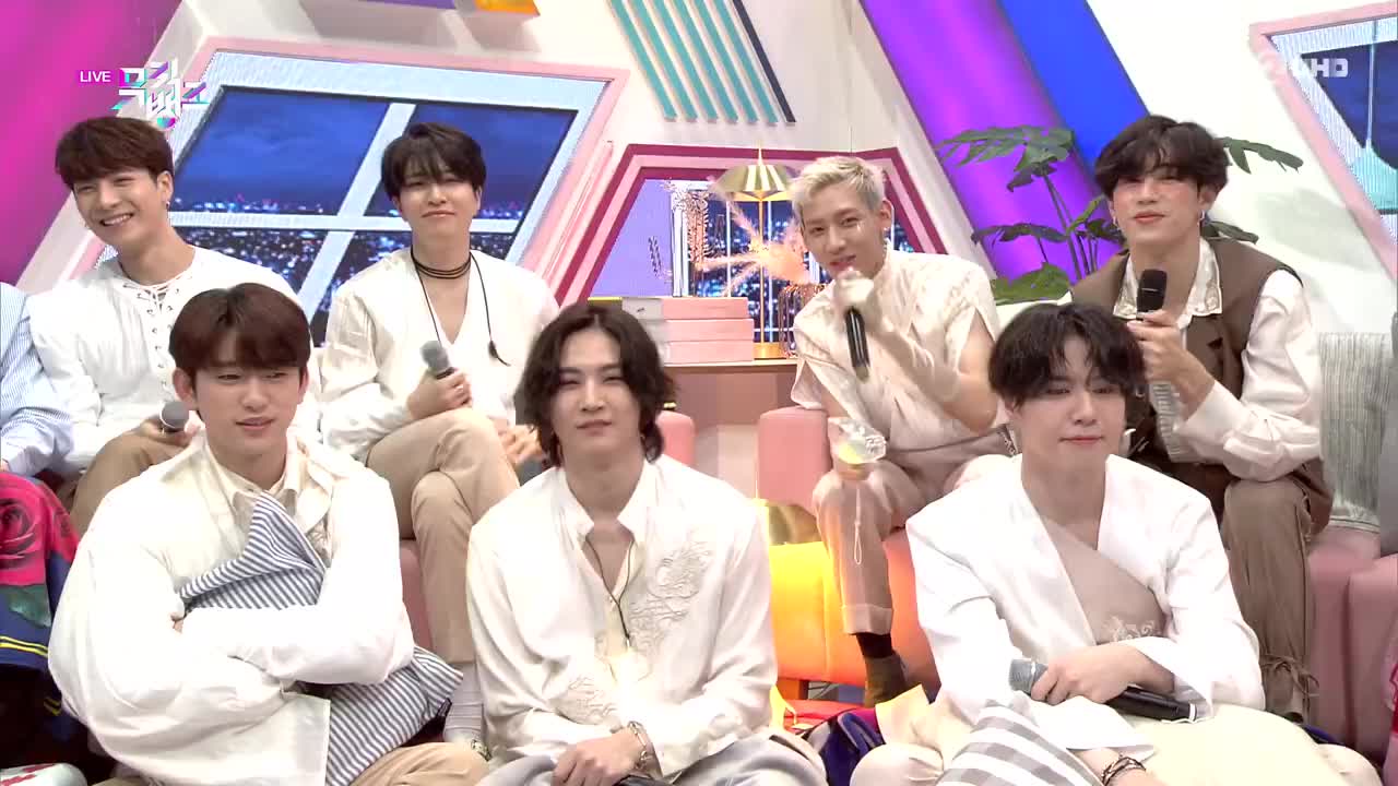 200501 KBS UHD Music Bank Oh My Girl - Dolphin + Nonstop