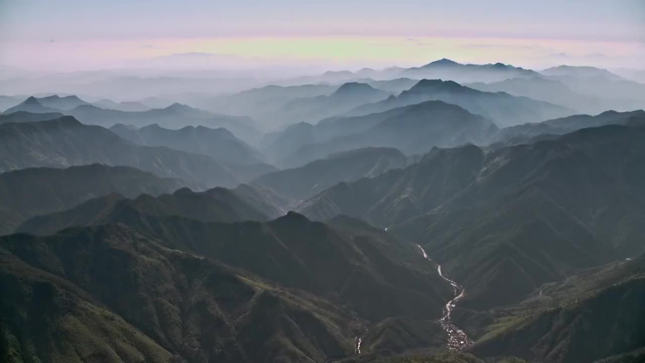 8、水天之间的巨型盆栽 Amazing China-Huge Bonsa between Water and Sky