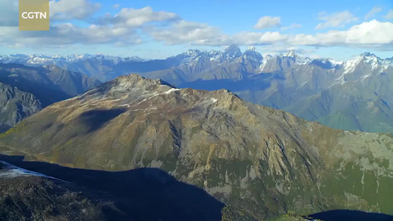 35、贡嘎山下的五彩池