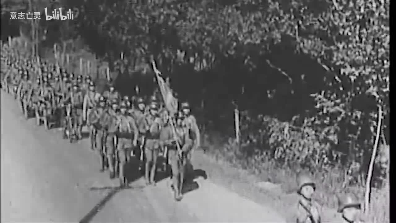 中国军队精锐各部调整师、独立炮兵部队和坦克部队在前进