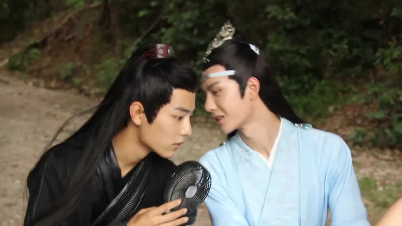 说什么悄悄话呢