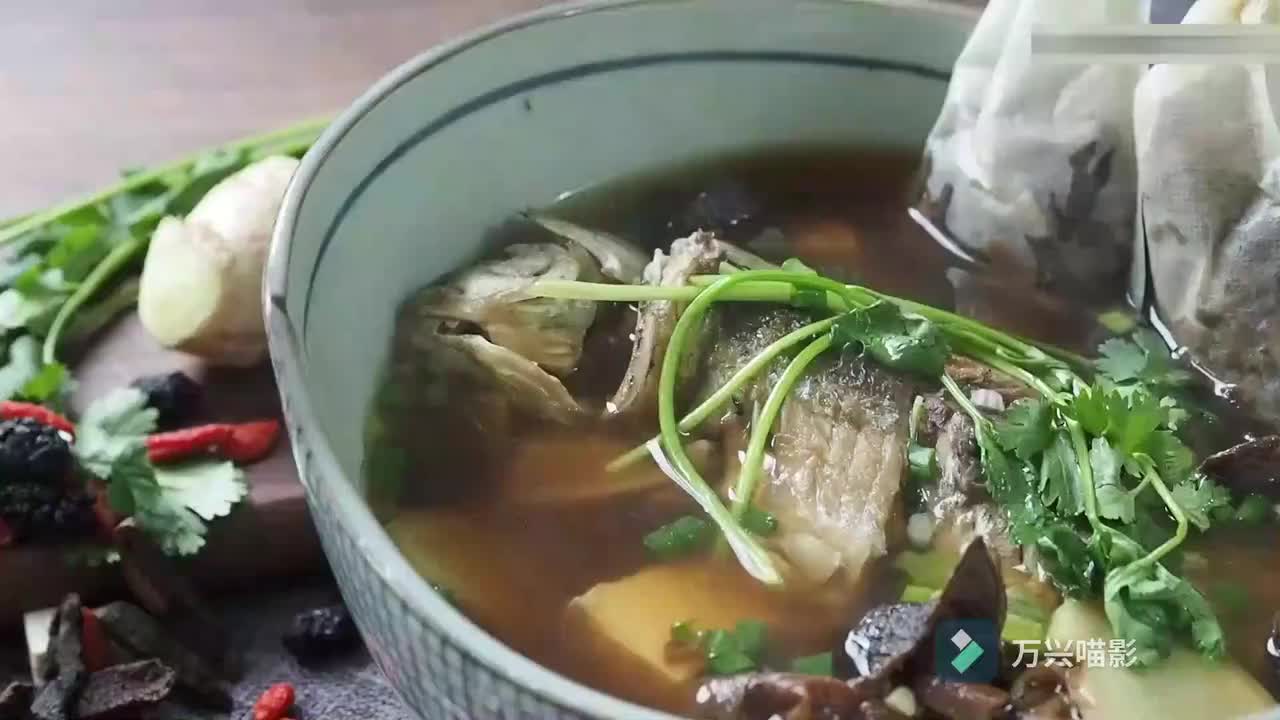 2-17砂仁陈皮鲫鱼汤