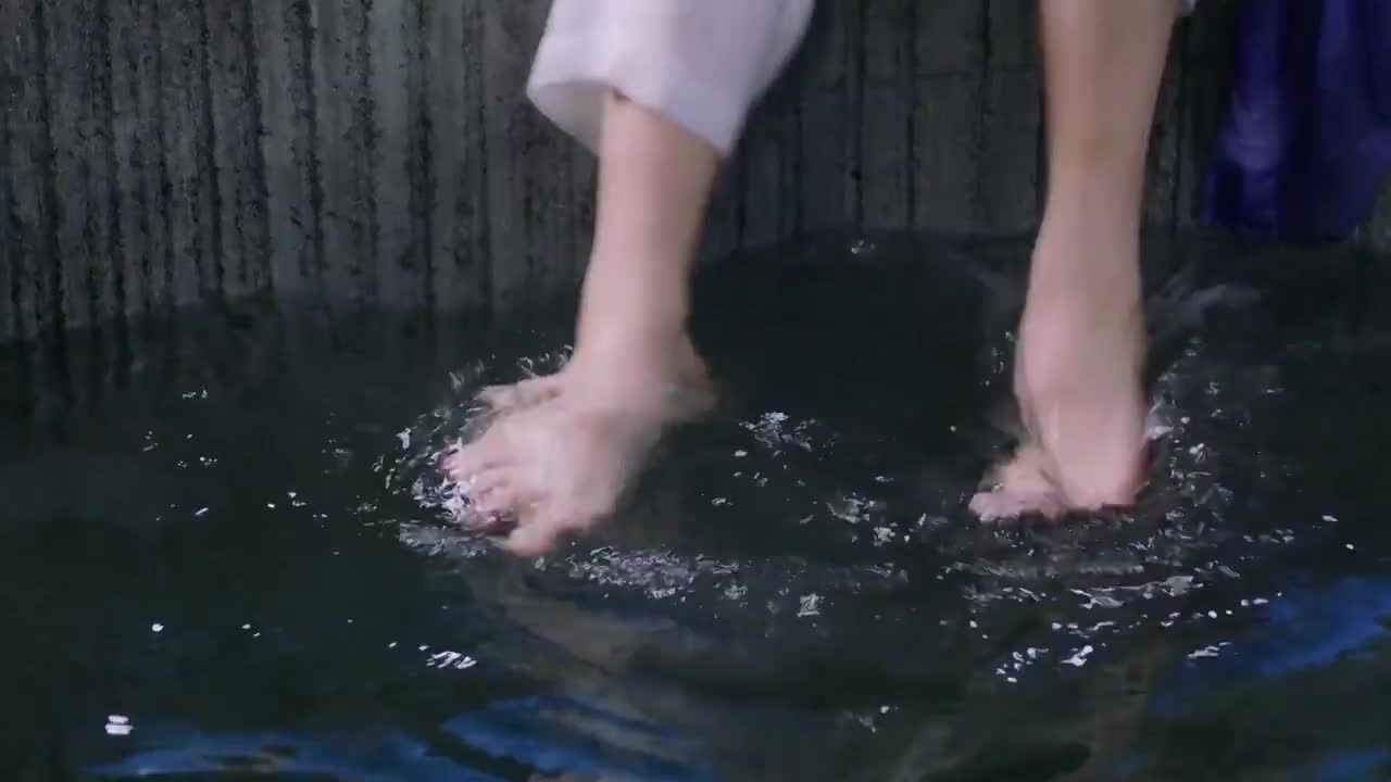 12、手上红绳、萤火虫、拉钩、牵手手、撒娇