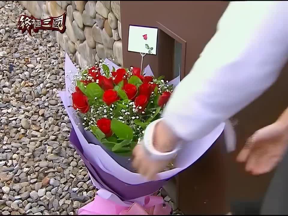 有 · 谁送的花啊，就......一个朋友