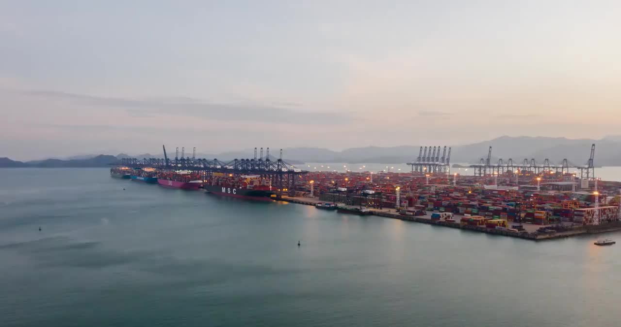 深圳盐田港港口货轮日转夜航拍延时