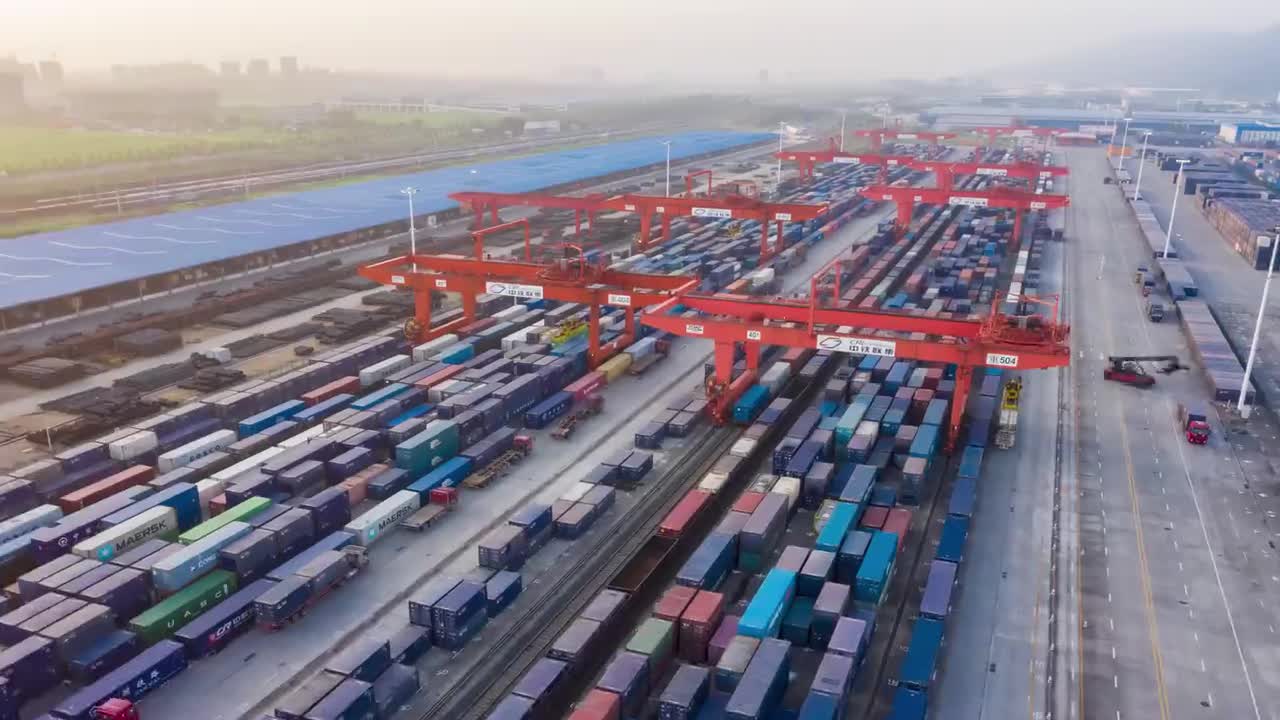 4K夕阳下的深圳南山赤湾港集装箱码头 (2)