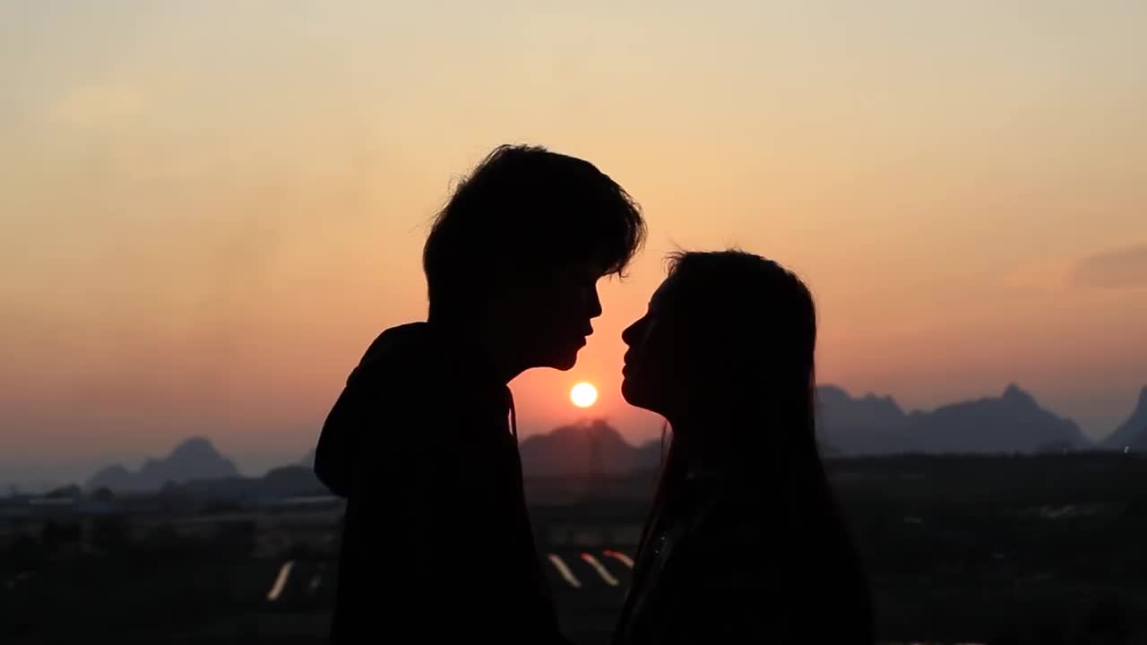 1080P夕阳下浪漫的情侣实拍视频