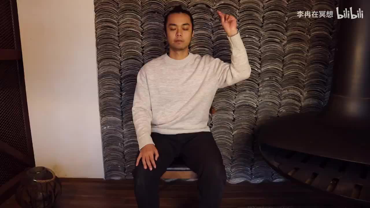 【拓展】亲身示范，适合初学者的坐姿。