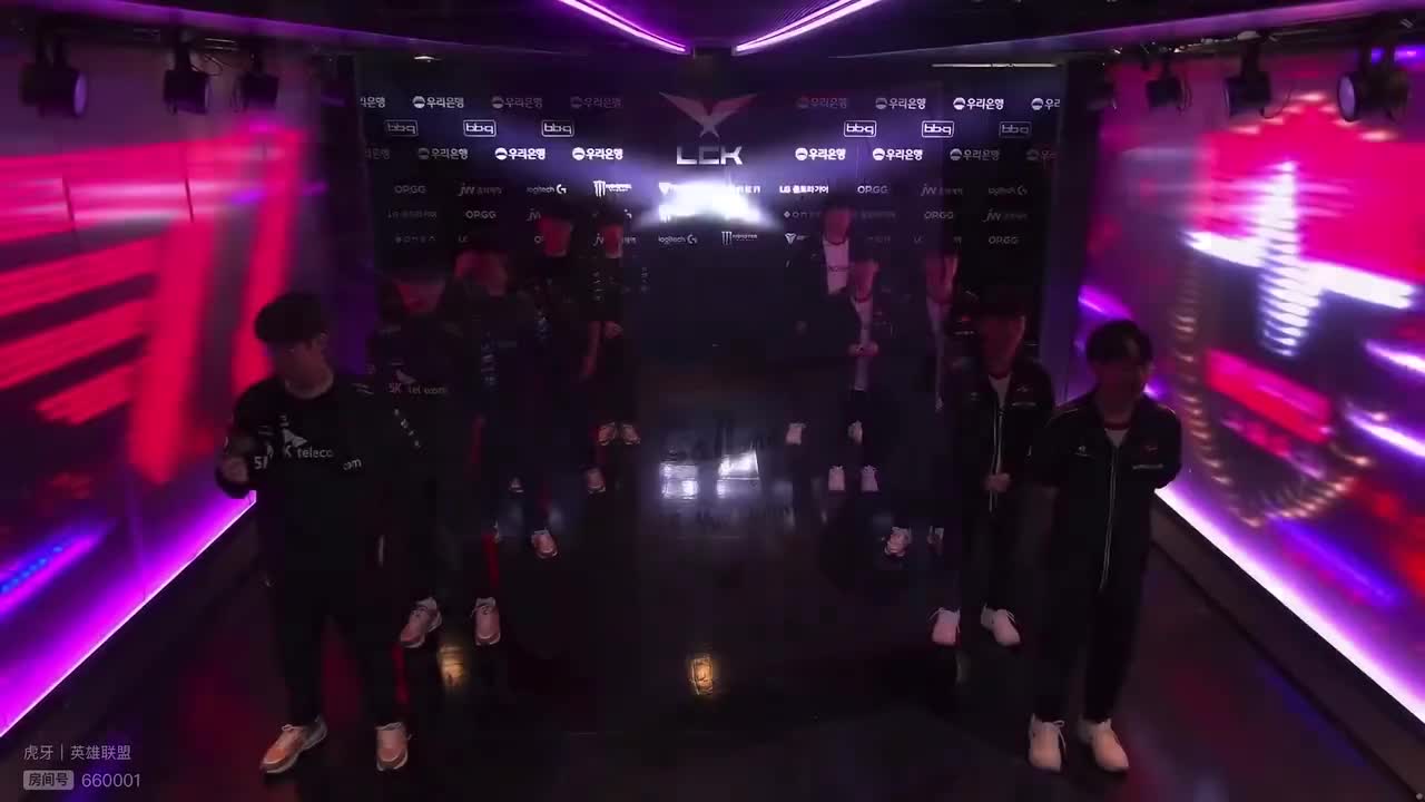 T1出场，人手一只玫瑰花！春季常规赛最后一场的浪漫～