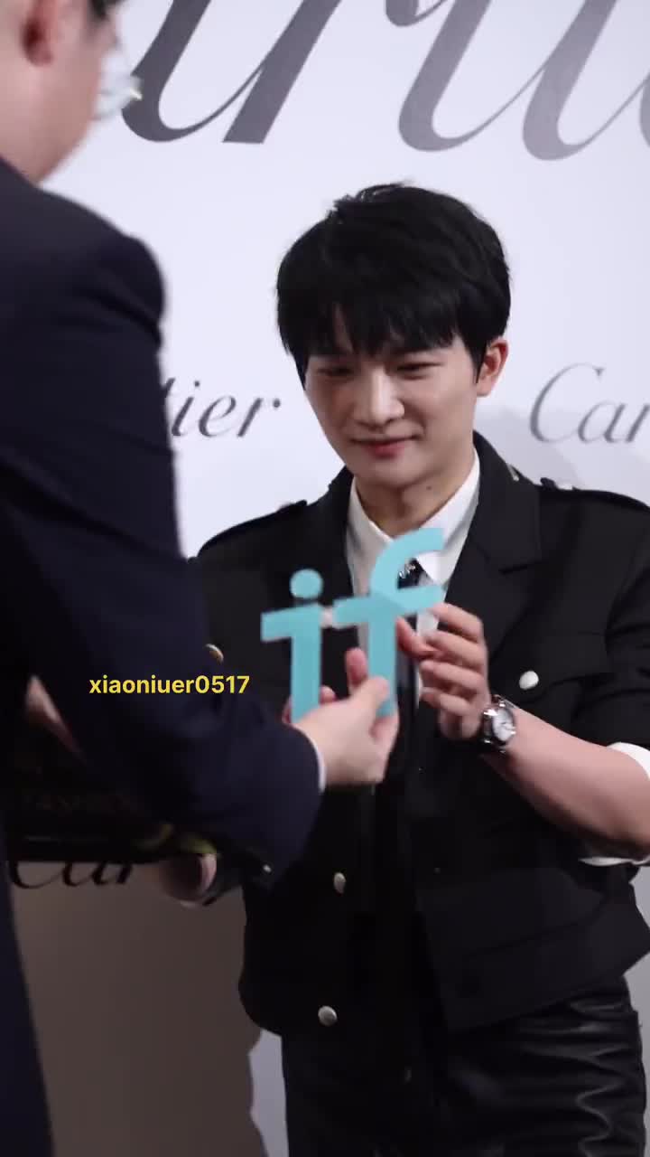 怎么还有?猫猫疑惑 微笑但配合