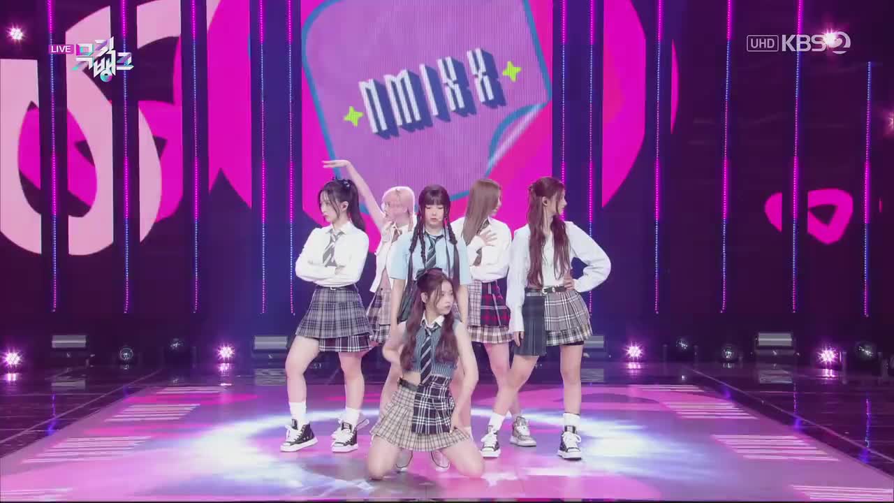 230414 KBS UHD Music Bank NMIXX - Love me Like This