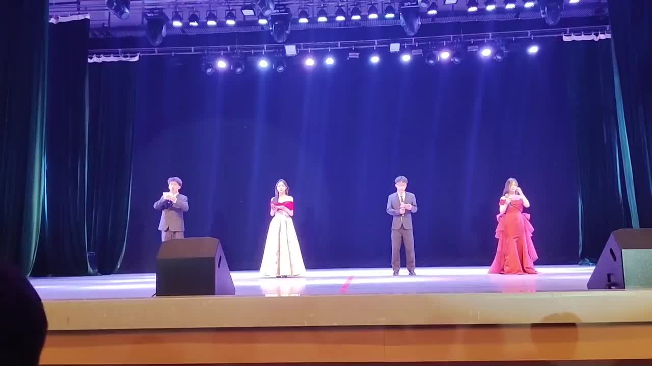 主持人开场白（校广播台）