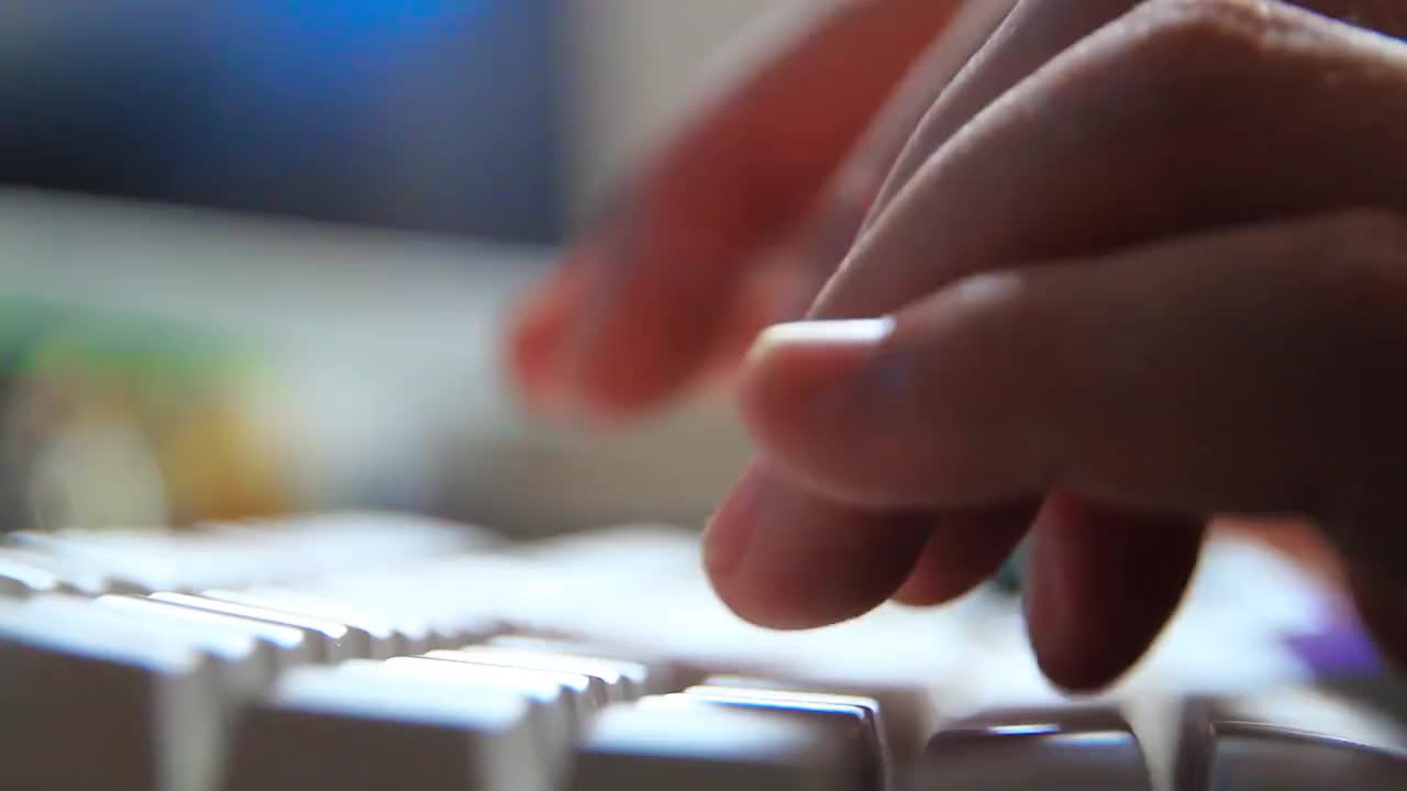 9.固定实拍打键盘的特写