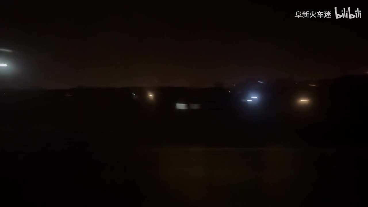 1:08 1230次张贵庄站两道通过，超越K1572次 吉林—西安