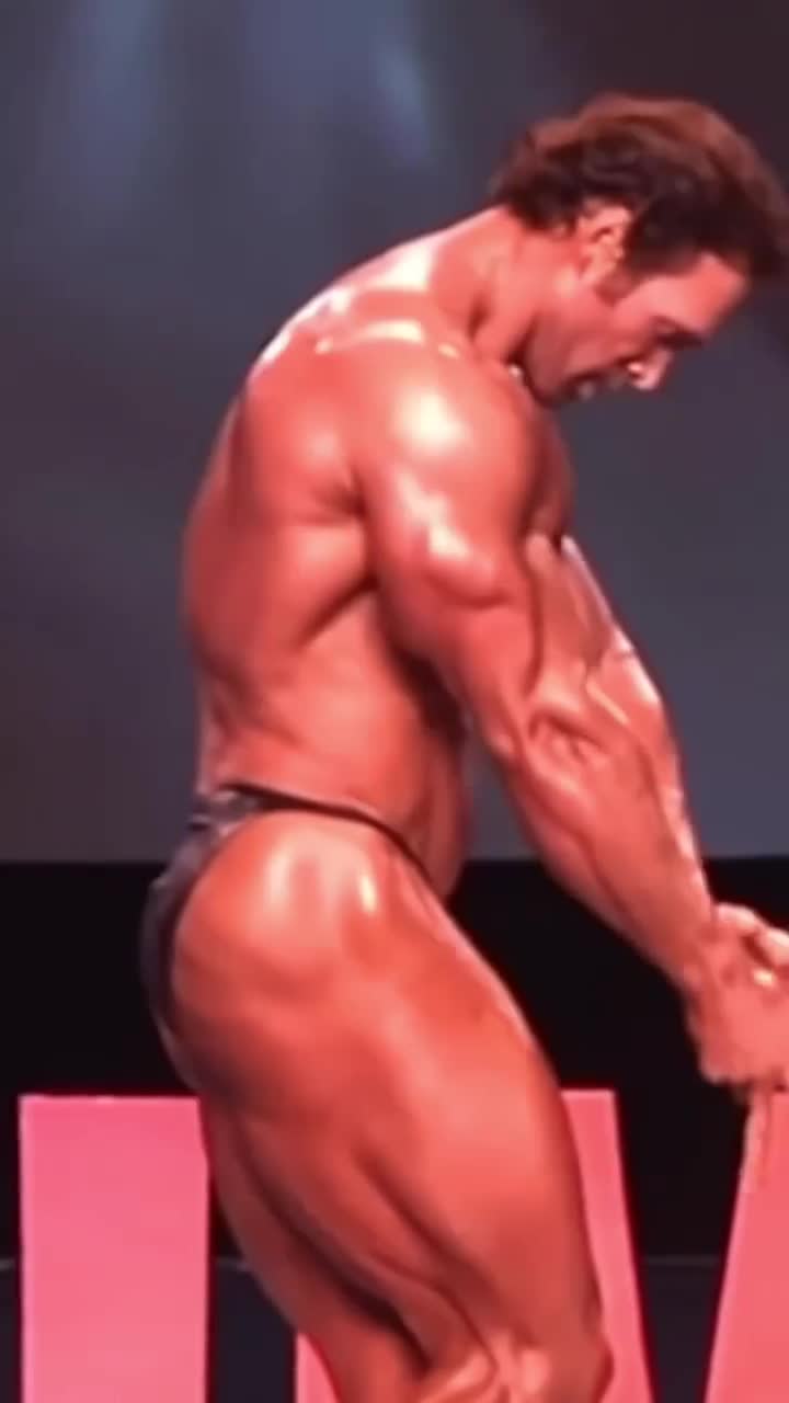 大力王在台上秀肌肉