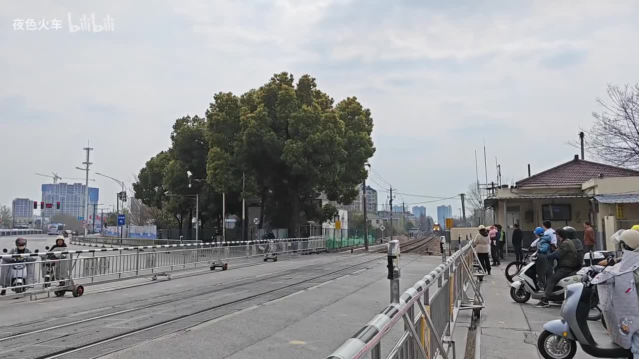 20230318-南京中和桥道口HXN5B牵引上行货车通过