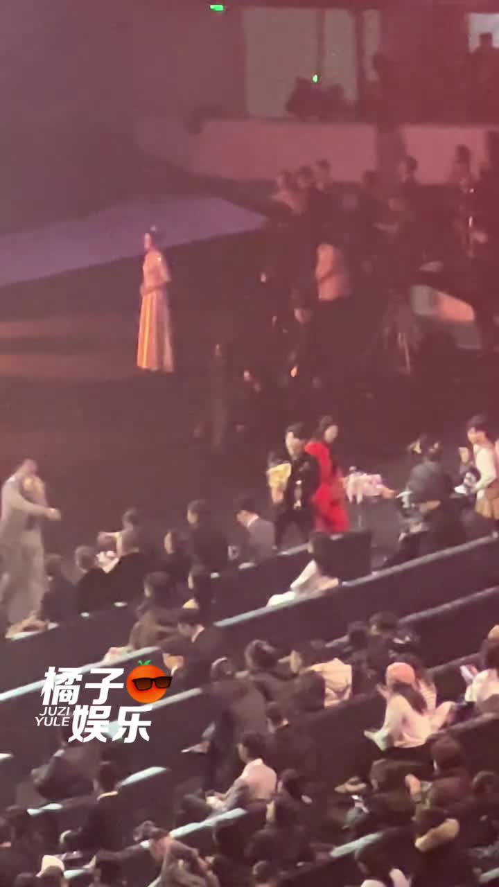 猫着腰小跑回座位cr.橘子娱乐