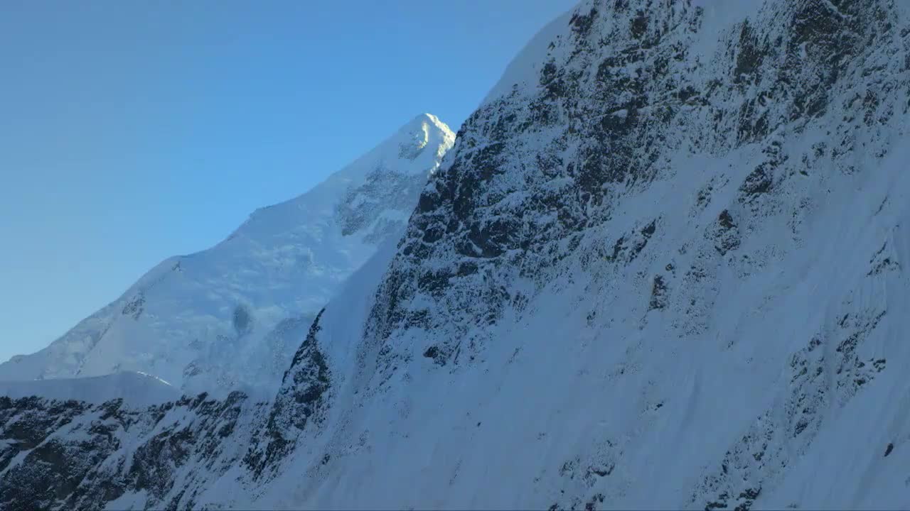 7、冰川下的鲜红岩石 Amazing China-Scarlet Rocks Under Glaciers